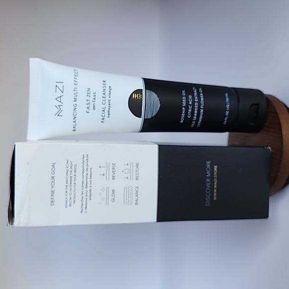 MAZI Balancing Multi-Effect Facial Cleanser - Picture 8 of 9